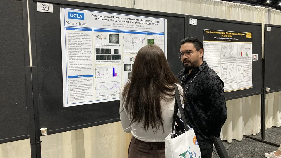 Dr. Campos presents his research at a poster during the 2022 Society for Neuroscience Meeting.