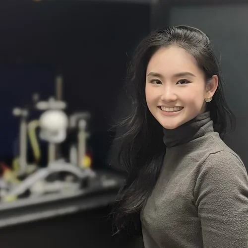 Emily Li posing in front of laboratory equipment
