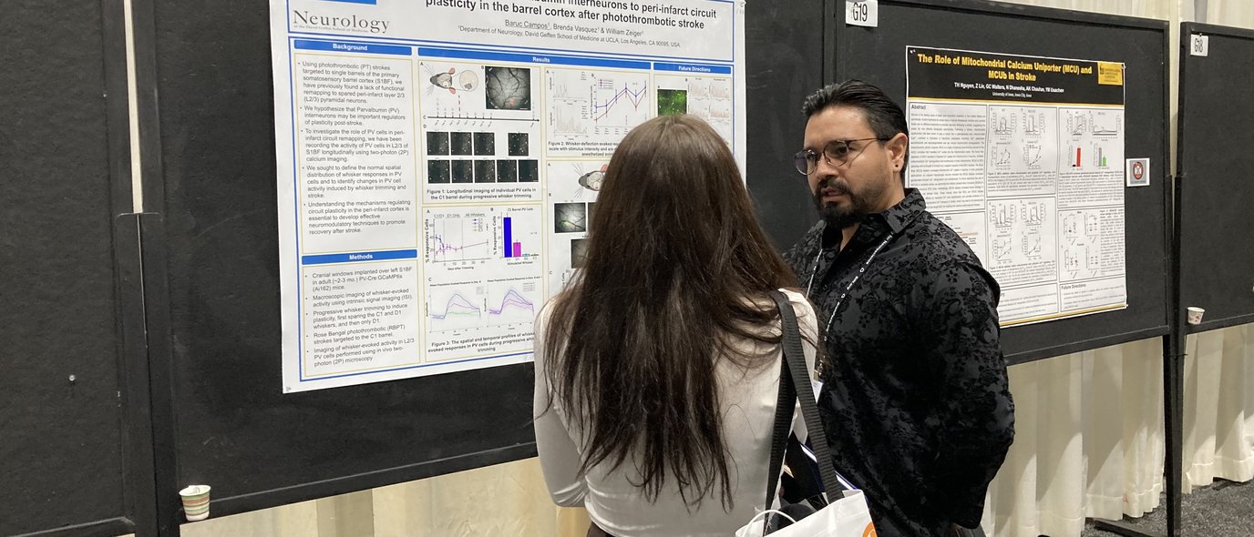 Dr. Campos presents his research at a poster during the 2022 Society for Neuroscience Meeting.